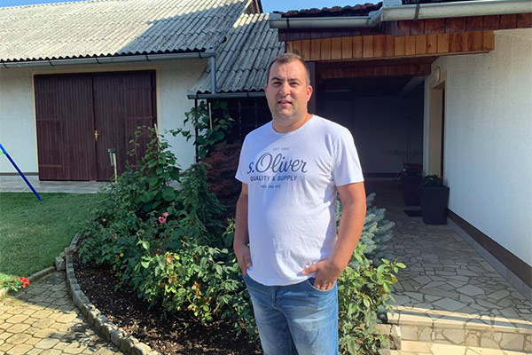 ispred vinarije