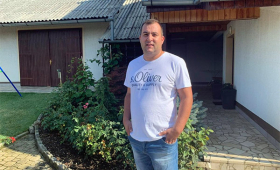 ispred vinarije