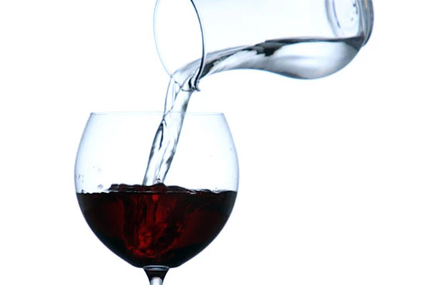 dolijevanje vode u vino