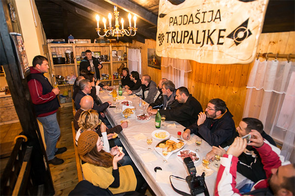 Udruga Dekanter u jednom danu posjetila tri vinogorja portal o vinu