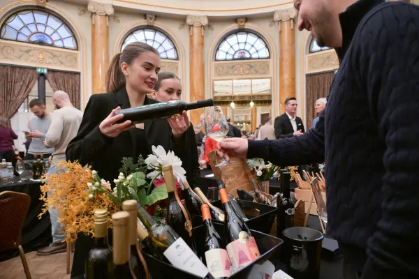 djevojka toči vino iz boce