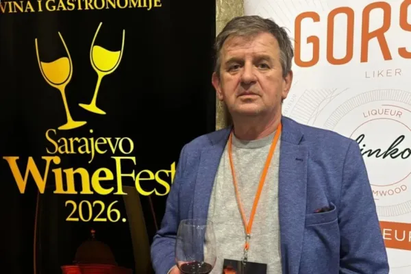 poza ispred plakata Sarajevo Wine Fest
